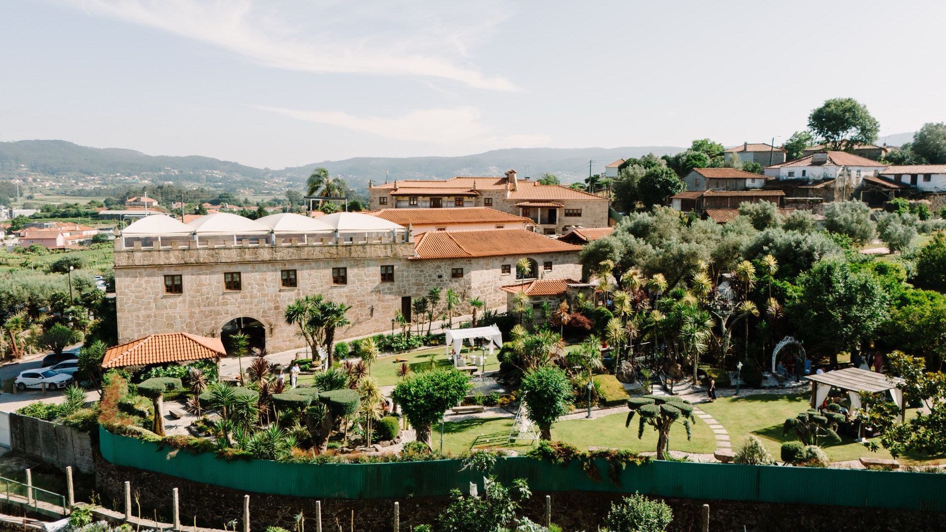 Vista exterior da Quinta do Ribeiro em Balugães, com jardins e edifício histórico