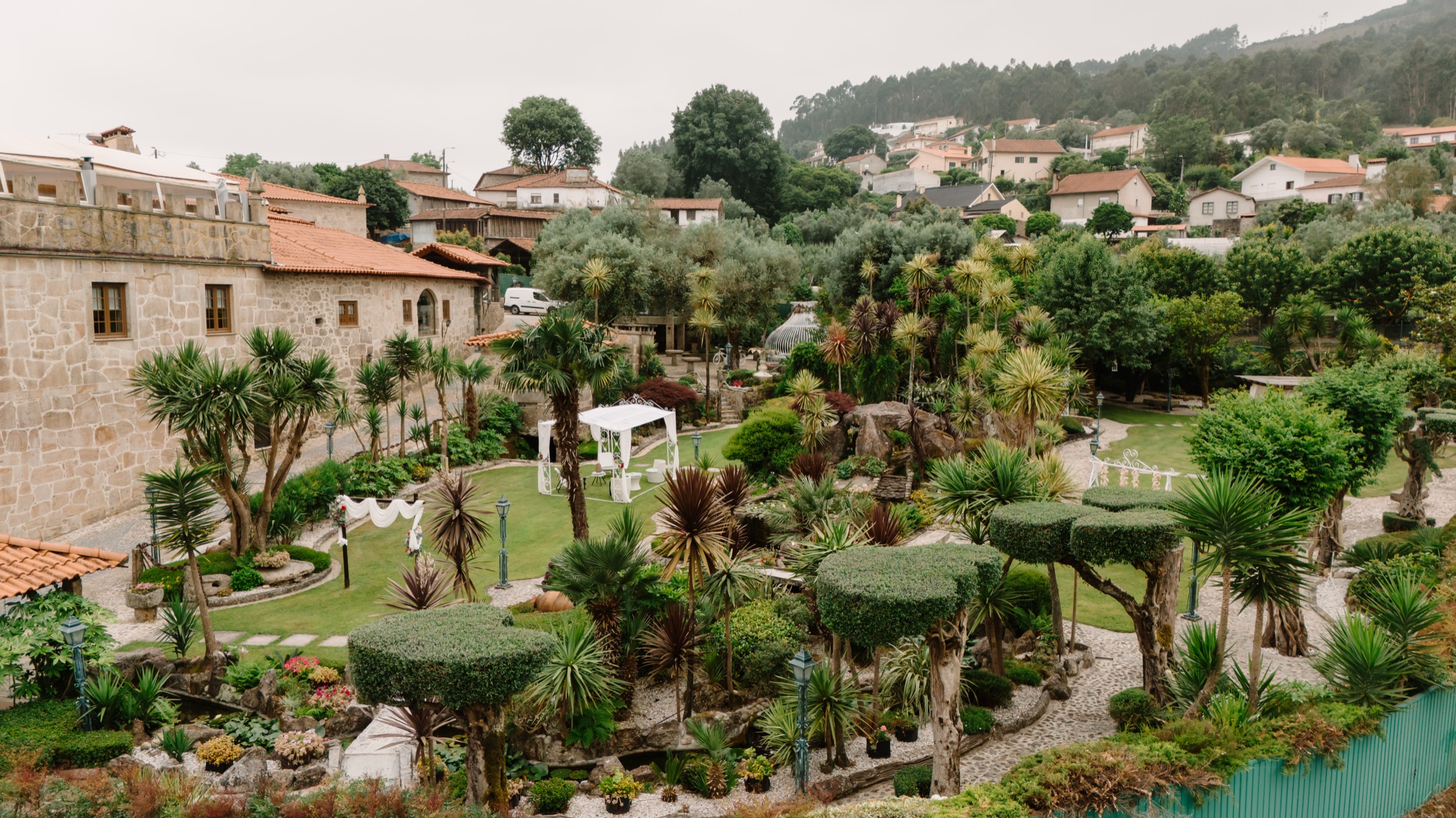 Vista dos jardins da Quinta do Ribeiro em Balugães
